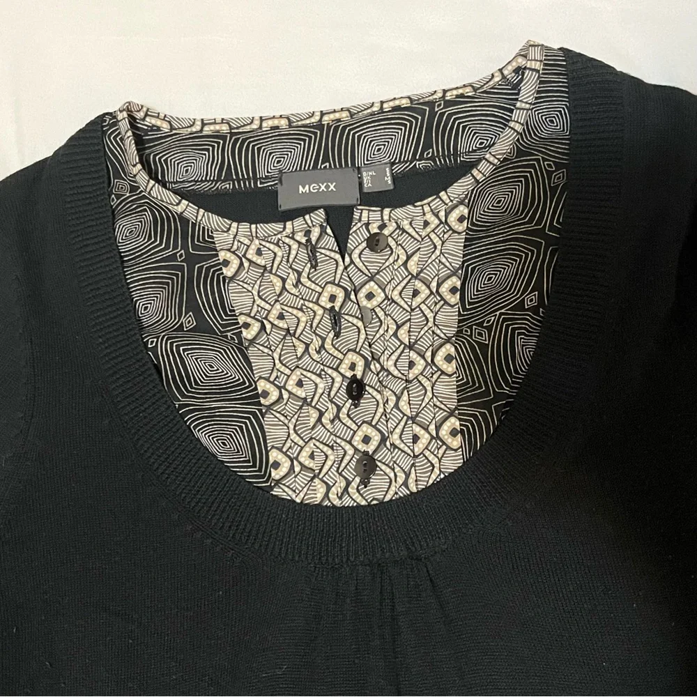 🛍️ $8 ADD-ON | Y2K Mexx Black & Beige Tan Decorative Button Collar Sweater - Picture 4 of 10